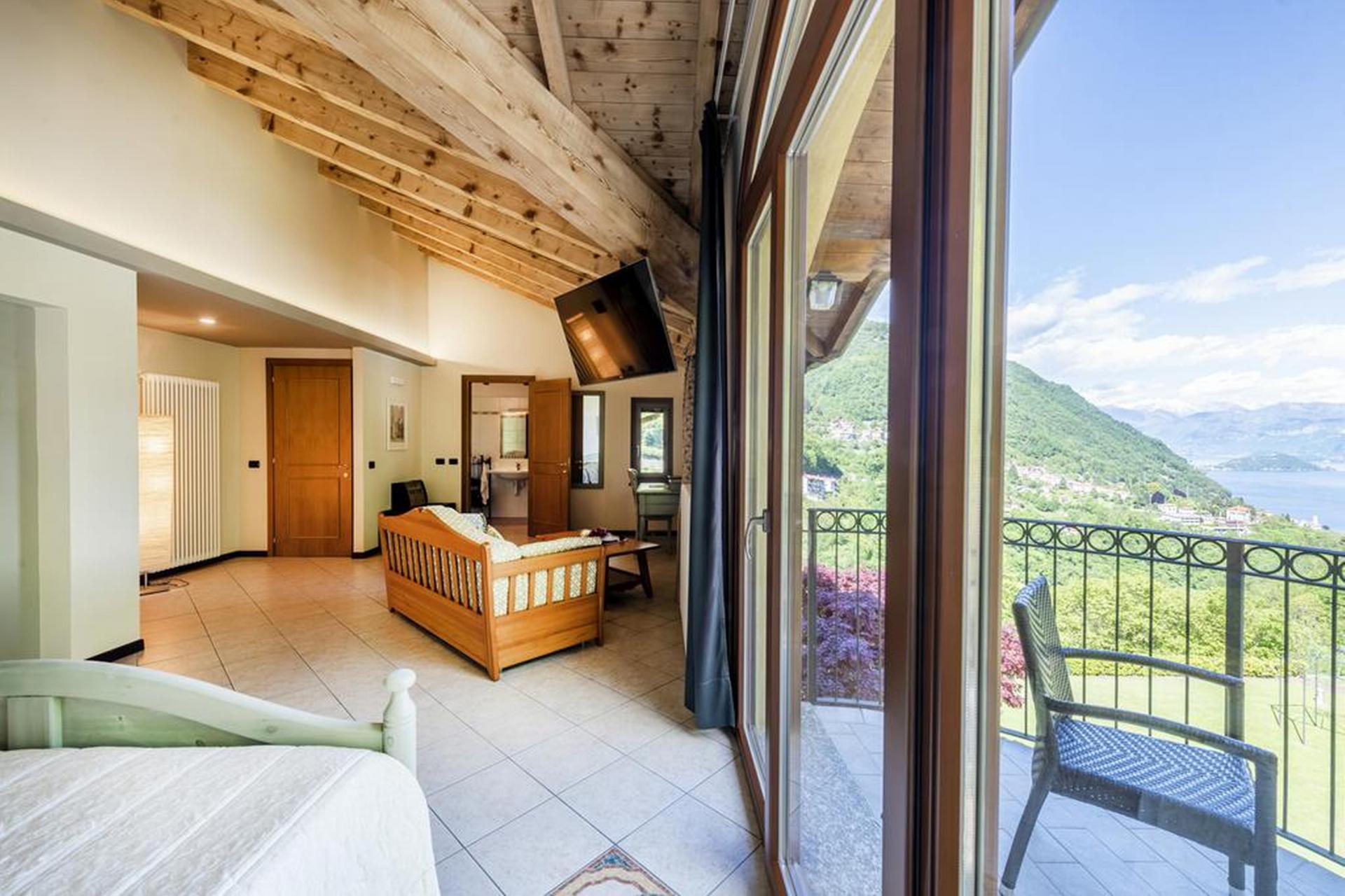 Agriturismo with restaurant and views of Lake Como