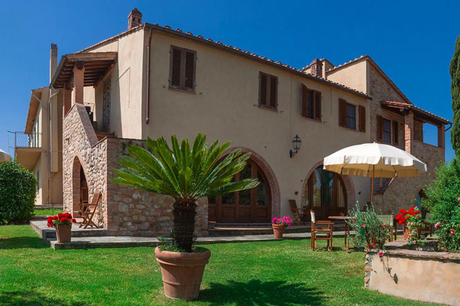 Agriturismo Toskana mit 8 Ferienwohnungen; hier kocht la Mamma! Agriturismo Toskana mit 8 Ferienwohnungen; hier kocht la Mamma!