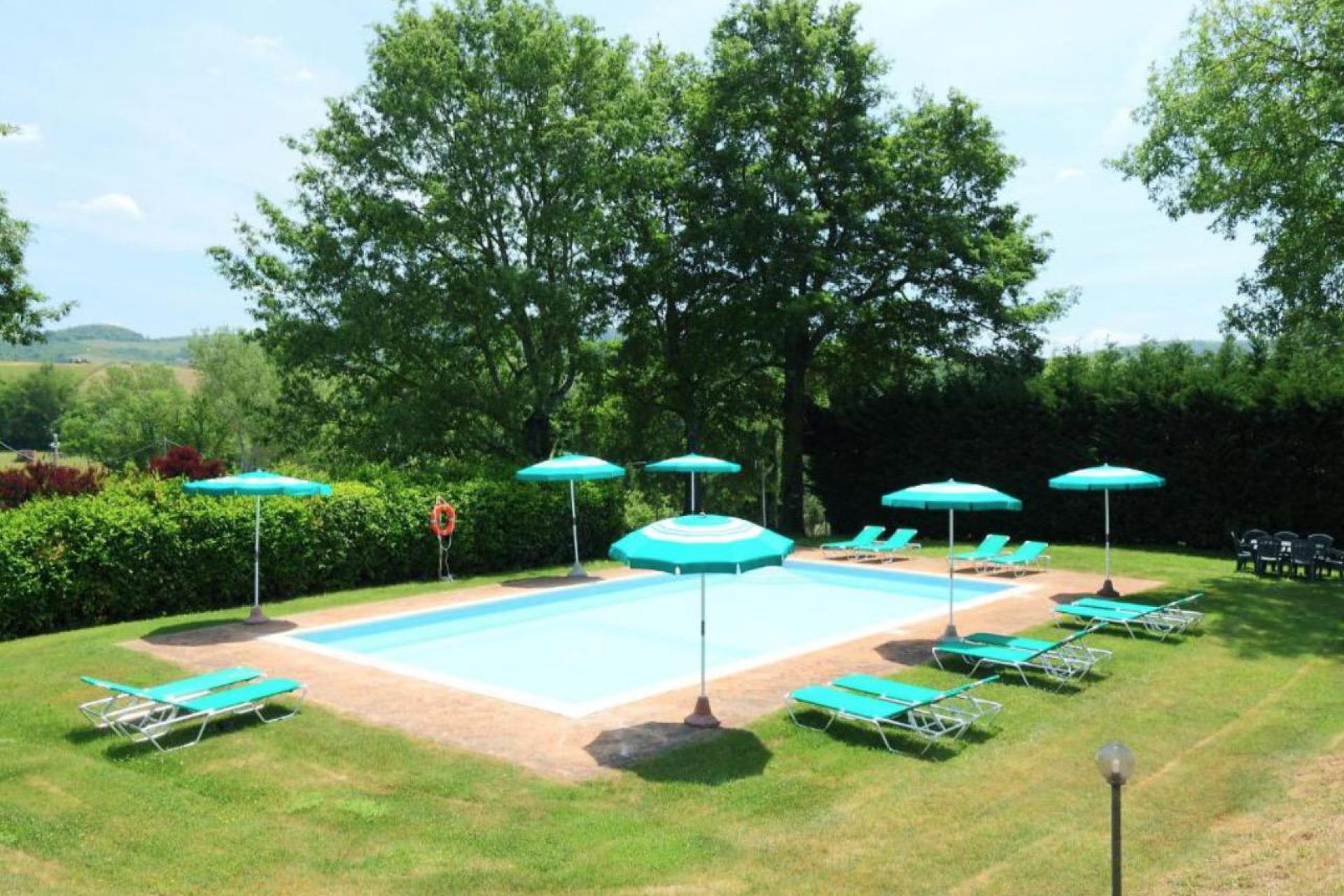 Two farmhouses in Tuscany with private swimming pool