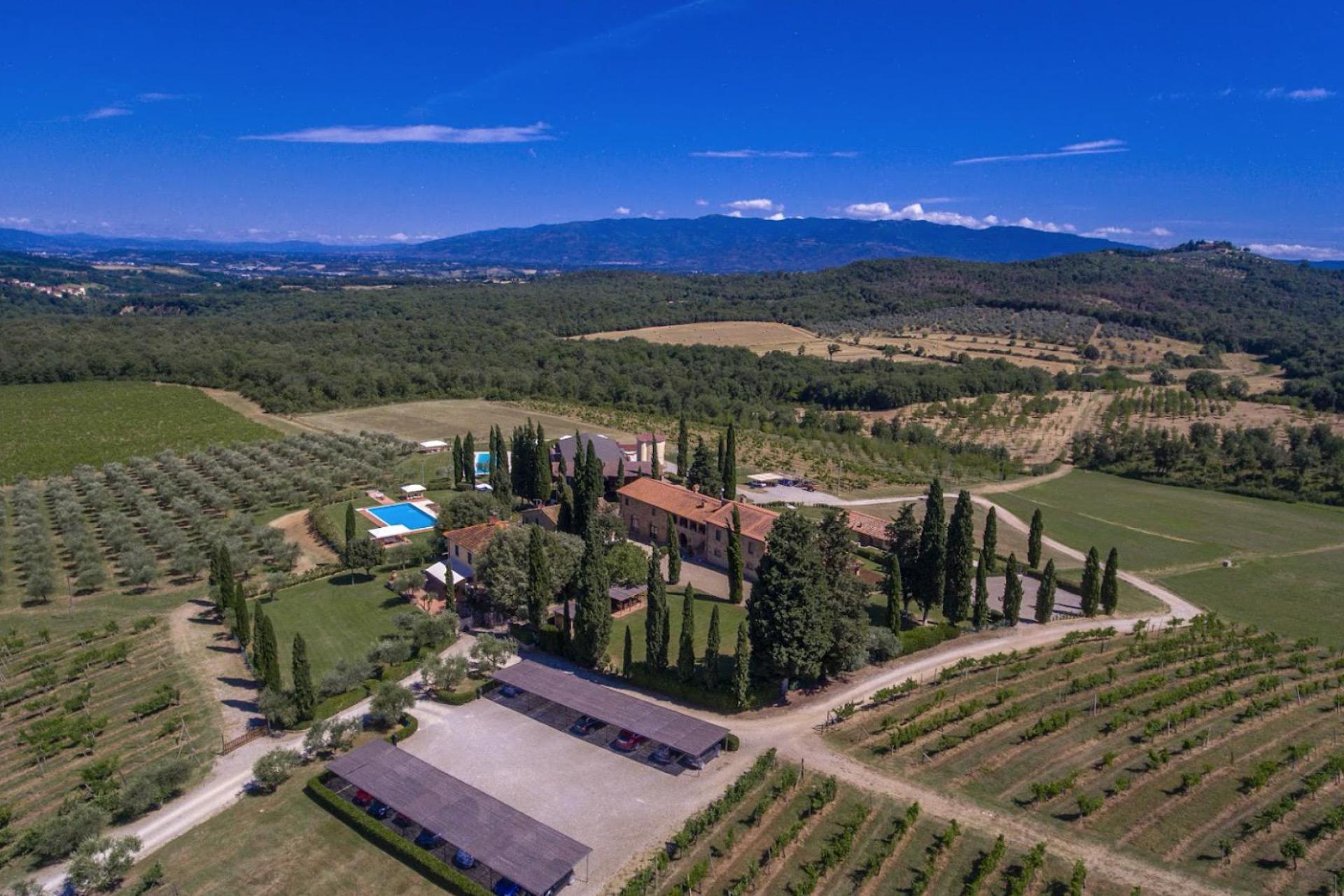 Agriturismo mit Ferienwohnungen und -haus in der Toskana mit Restaurant und Panorama-Weinbar