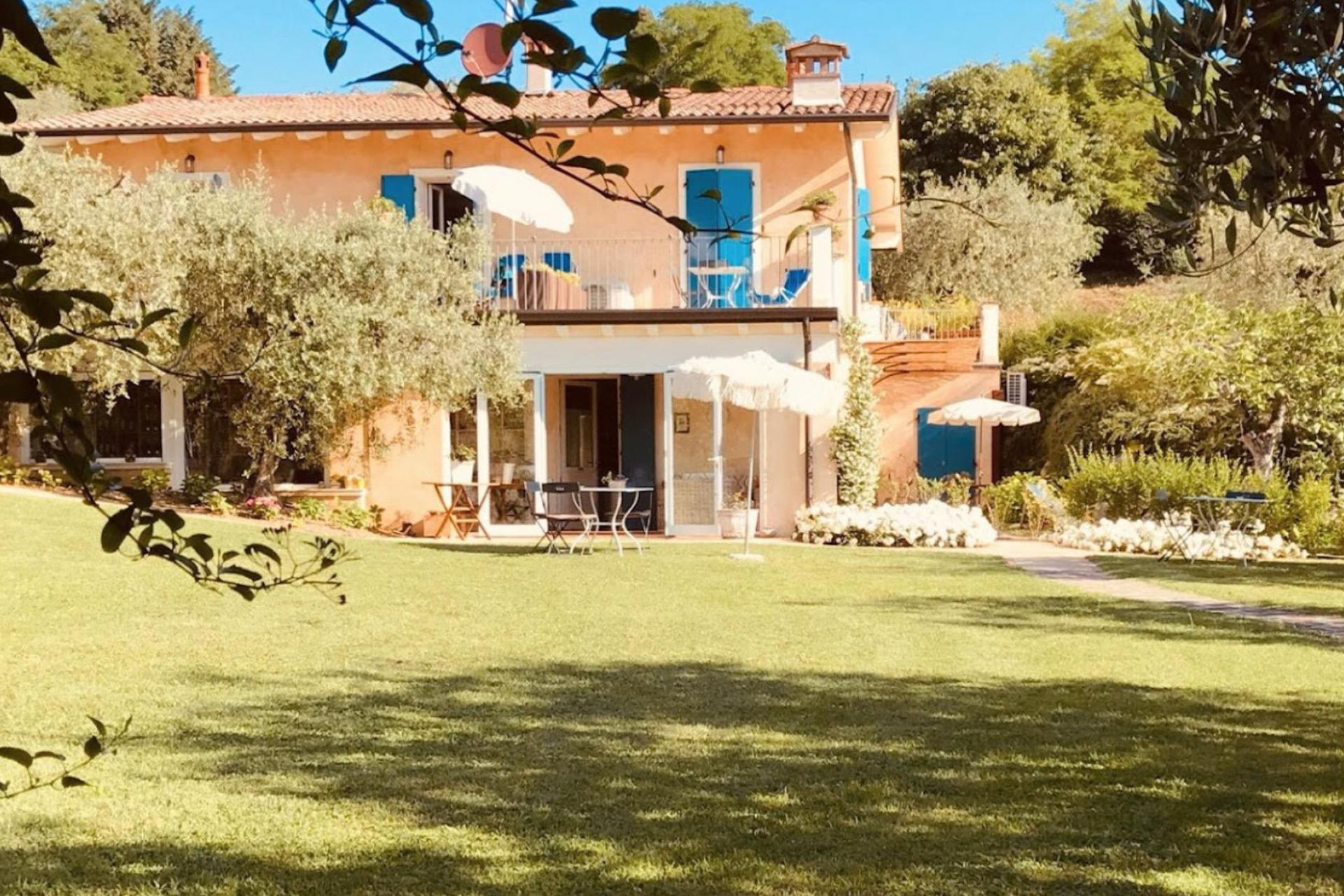 Agriturismo mit Ferienwohnungen Gardasee, klein und inmitten der Olivenbäume