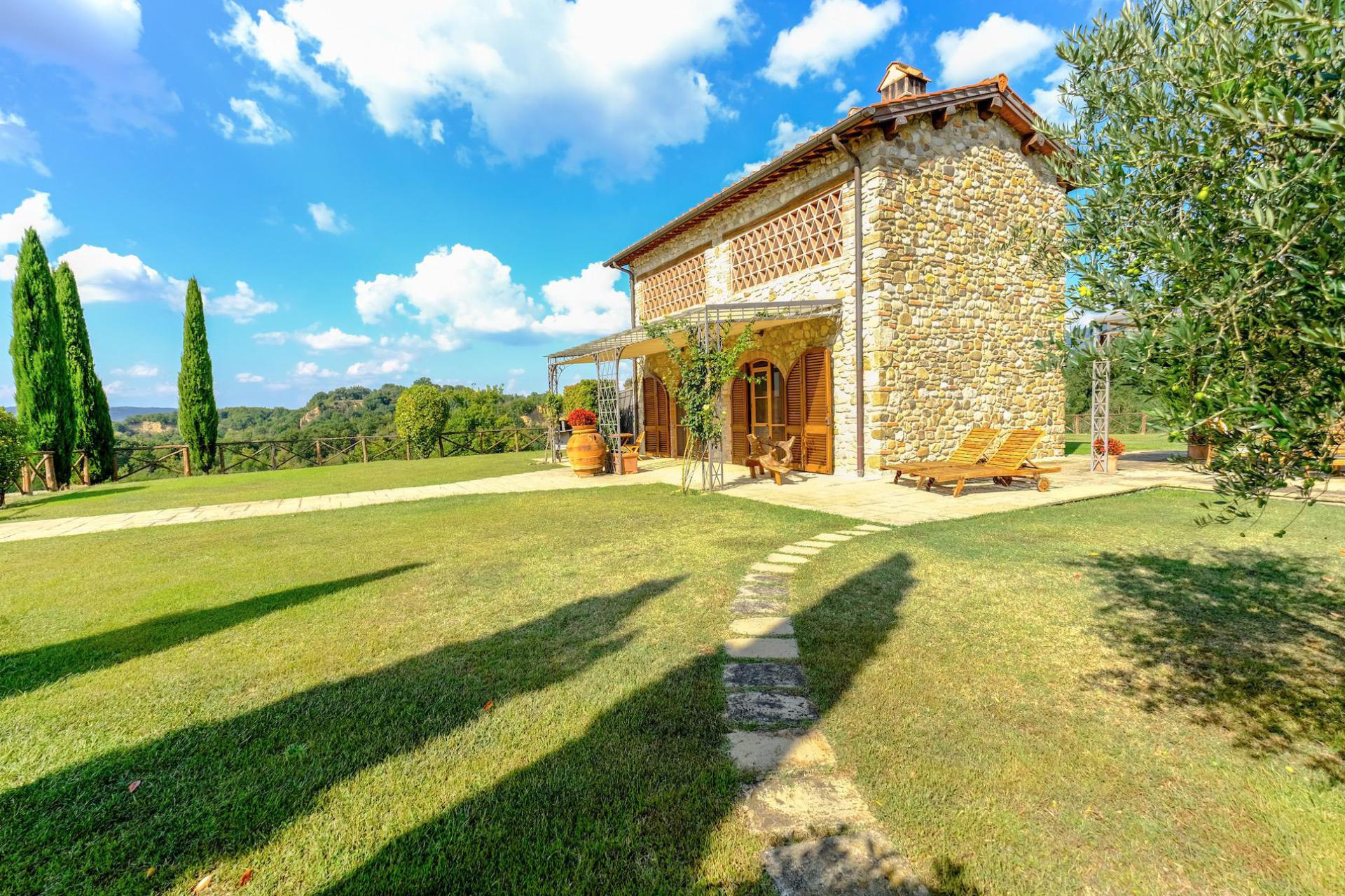Agriturismo mit großem und kleinem Ferienhaus auf herrlichem Landgut Nähe Florenz Agriturismo mit großem und kleinem Ferienhaus auf herrlichem Landgut Nähe Florenz