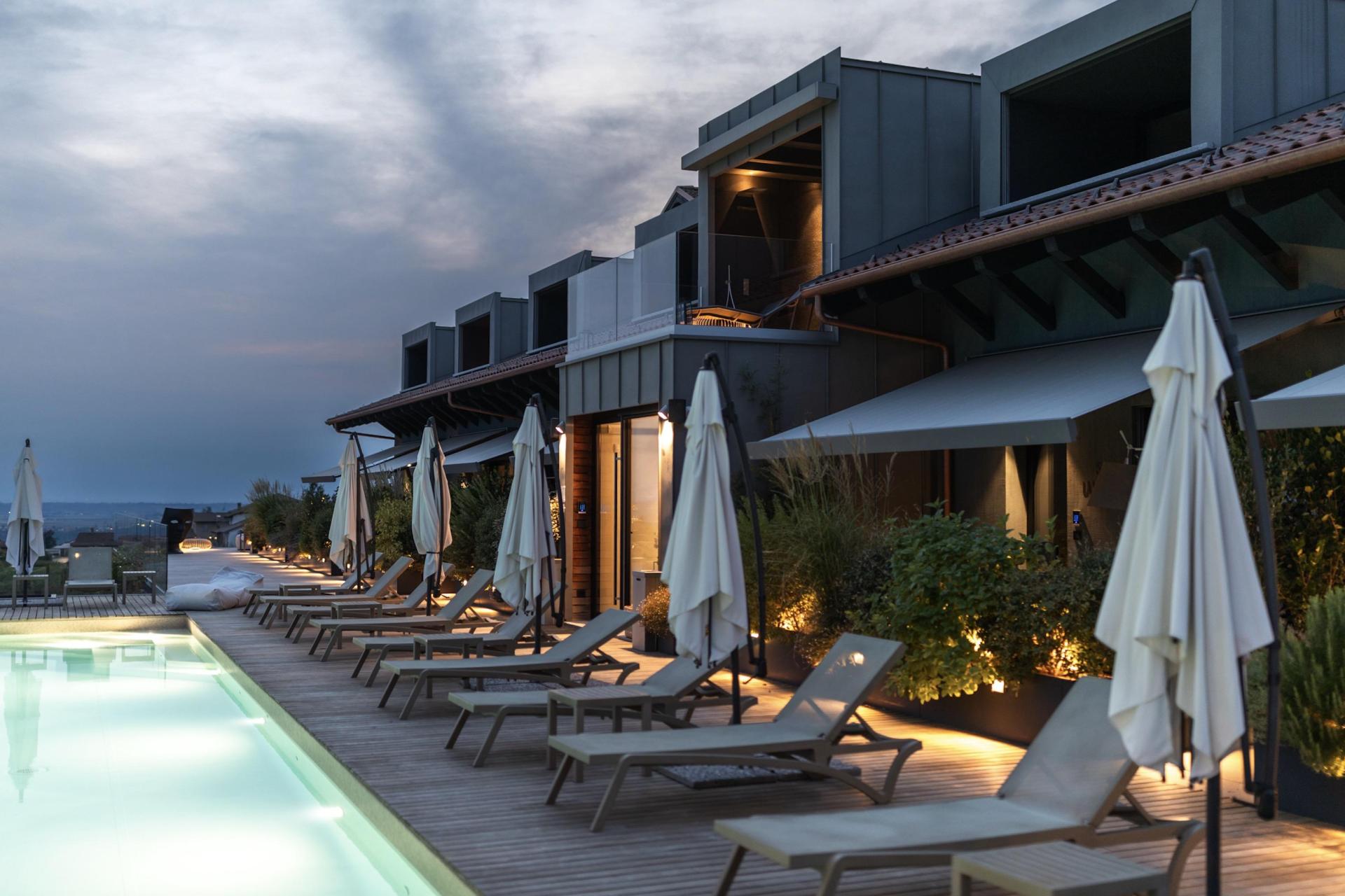 Moderne Agriturismo in den Barolo-Weinbergen mit Infinity-Pool