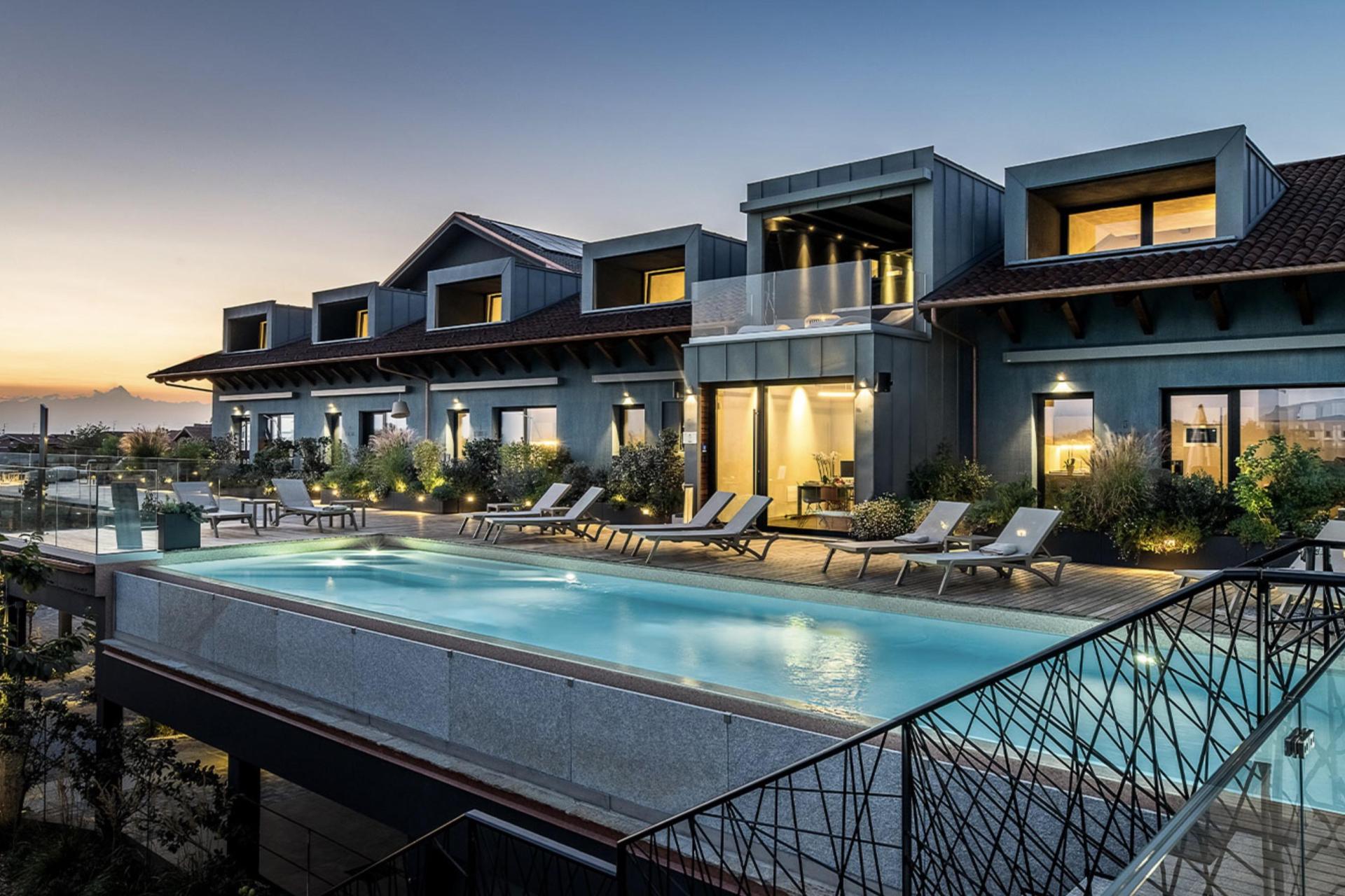 Moderne Agriturismo in den Barolo-Weinbergen mit Infinity-Pool