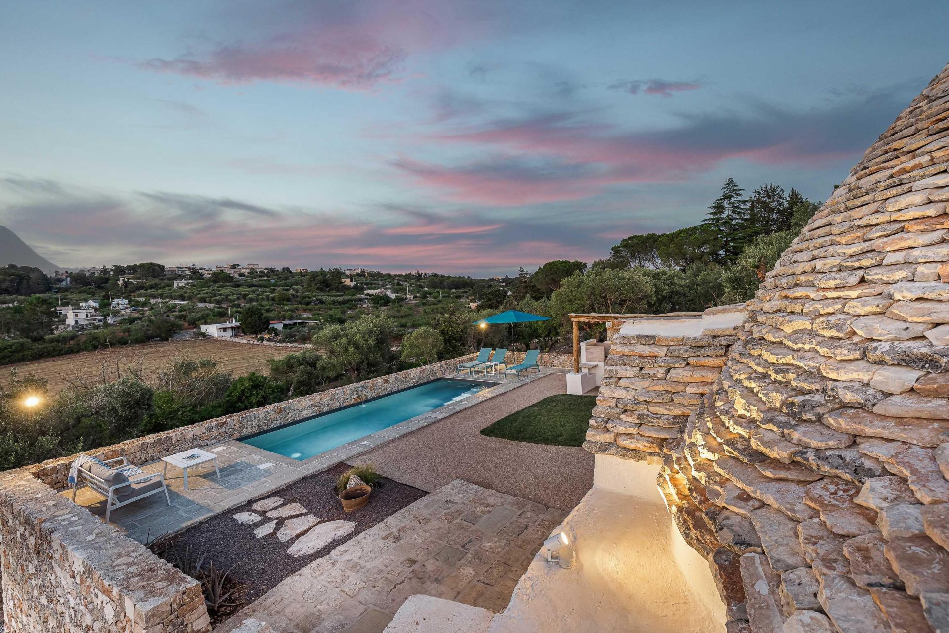 Authentisches Trulli-Resort mit Pool in Apulien