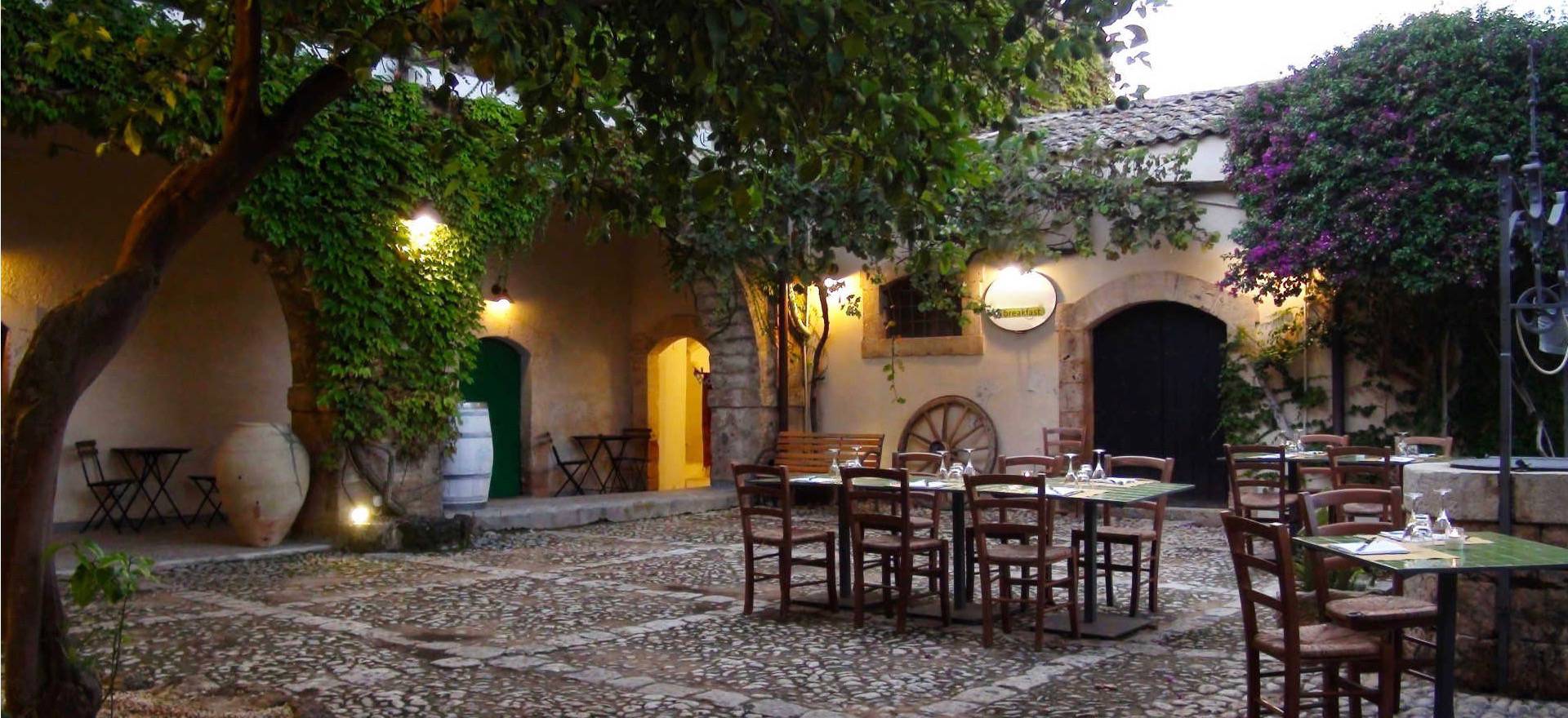 Agriturismo Sizilien Authentischer Agriturismo am Meer mit romantischem Innenhof