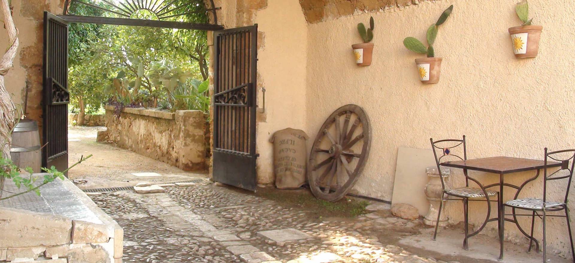 Agriturismo Sizilien Authentischer Agriturismo am Meer mit romantischem Innenhof